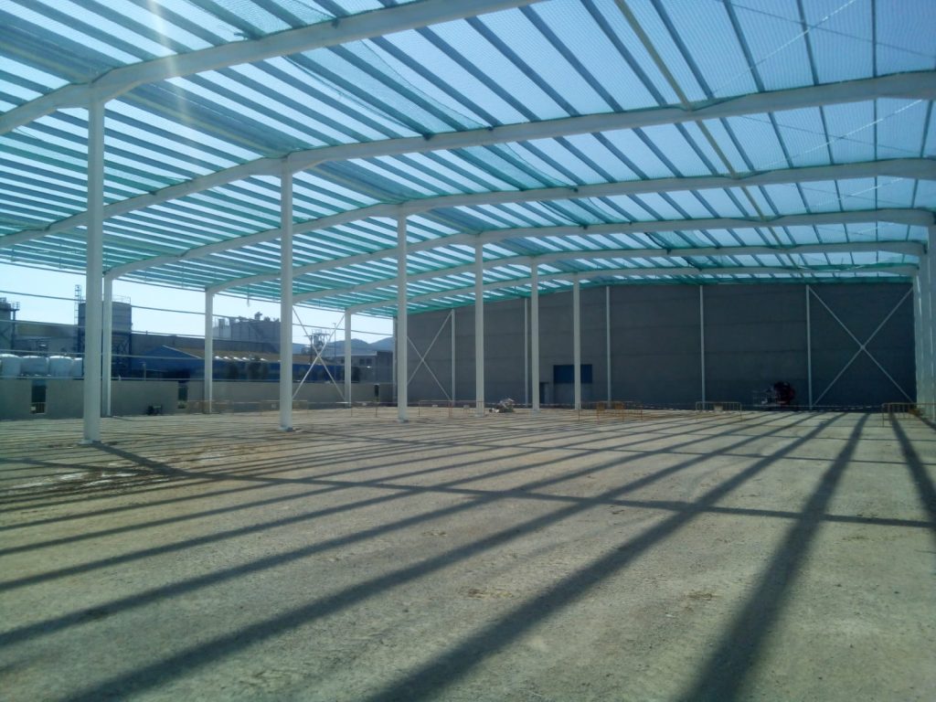 vista estructura metálica de nave industrial